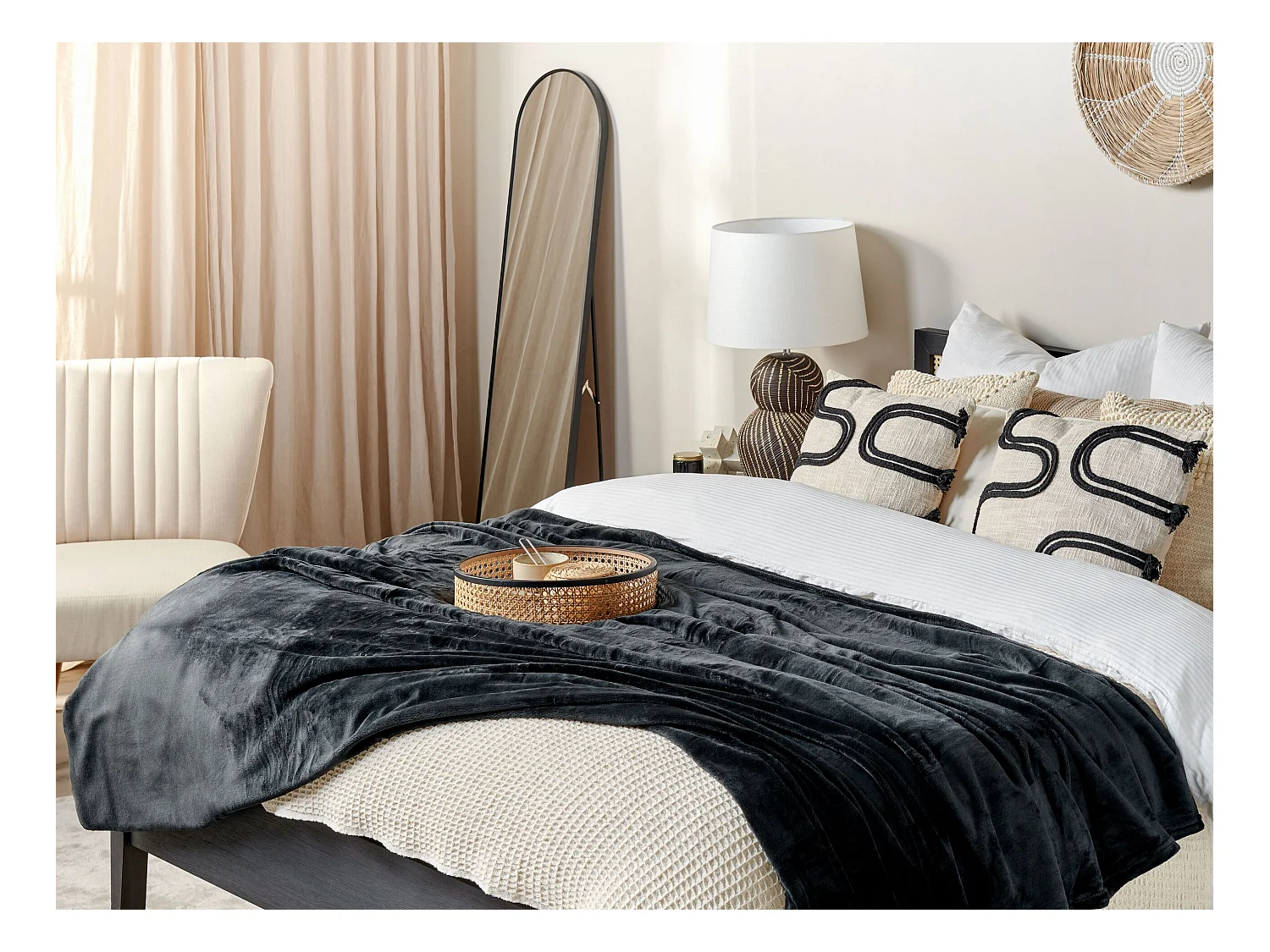 Flauschige Kuscheldecke schwarz 150 x 200 cm Wohndecke Überwurf Modern Bayburt