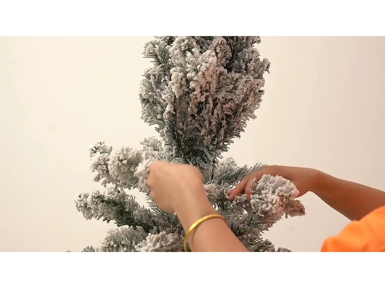 Sapin de noël artificiel à flocons de neige led 180cm à charnières avec 250 lumières aiguilles en pvc support métallique