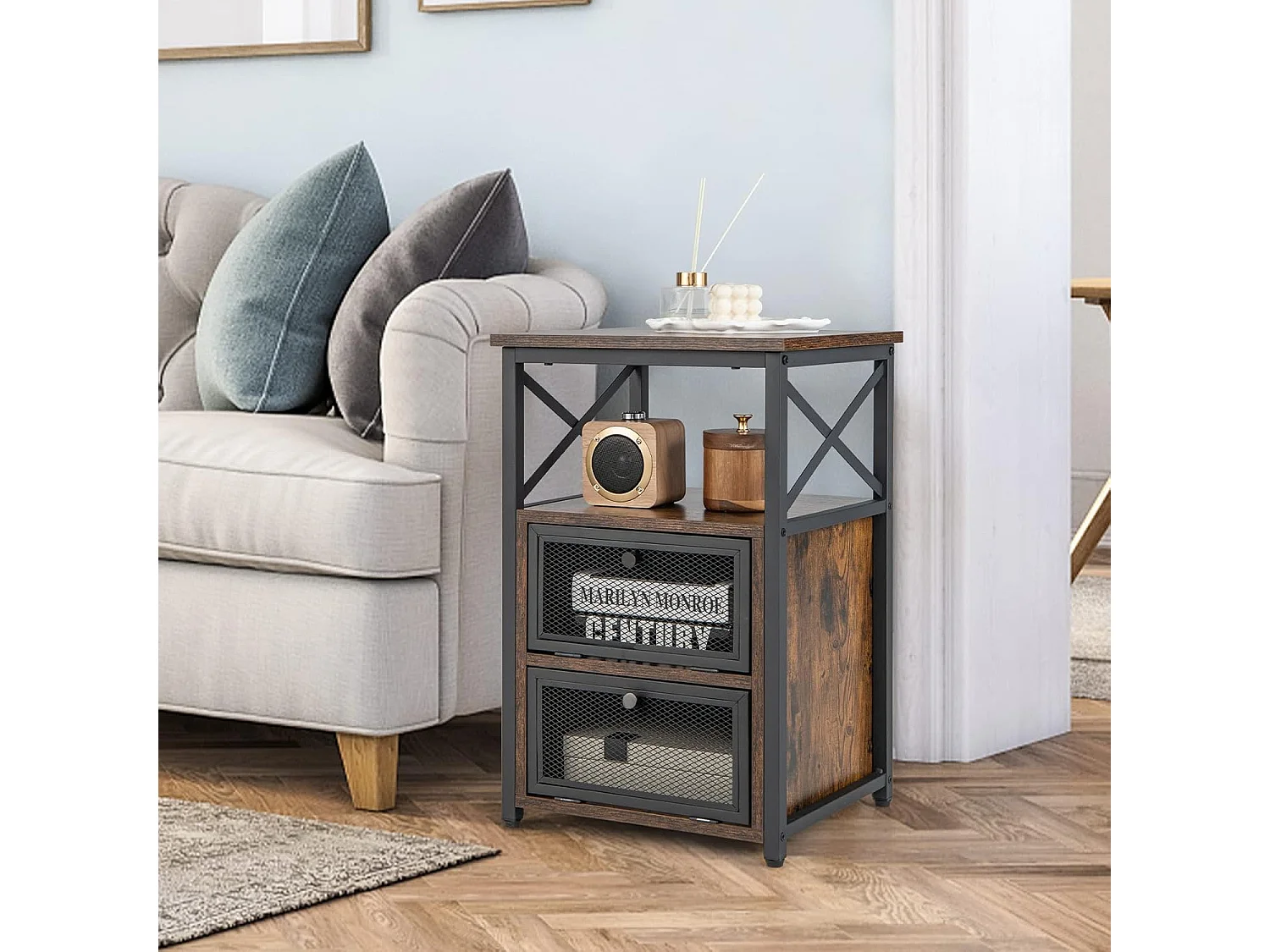 Table de Chevet Industrielle à 2 Compartments et 2 Étagères, Bout de Canapé Cadre Métal avec Porte à Bascule en Maille Fer, Table d’Appoint 60,5 x 40 x 35 cm