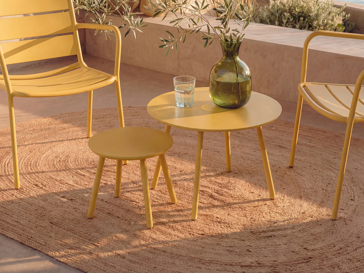 Hagesett i metall: bord og 2 stoler - Sennepsgul - MIRMANDE fra MYLIA