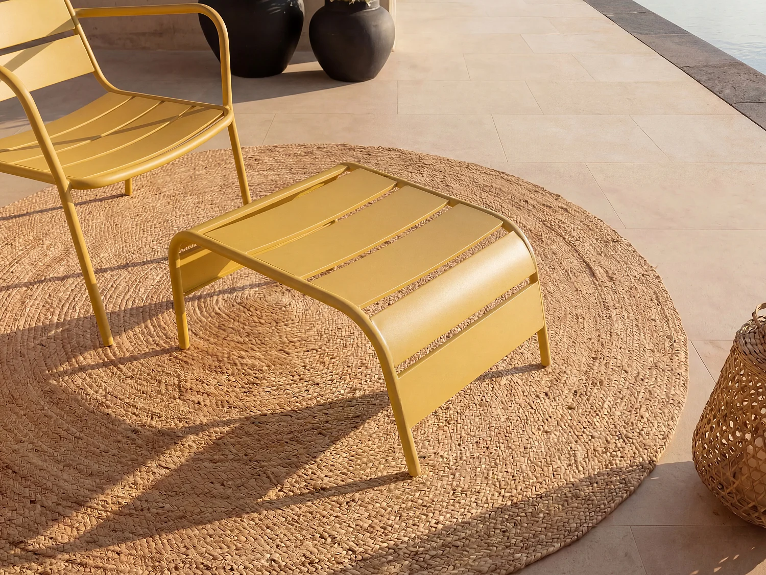 Voetensteun van metaal - Mosterdgeel - MIRMANDE van MYLIA