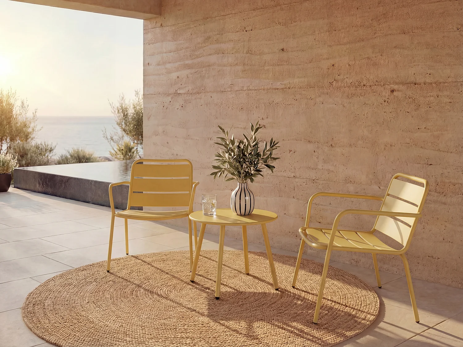 Trädgårdsmöbleset i metall - 2 stapelbara låga fåtöljer och ett runt sidobord - senapsgul - MIRMANDE från MYLIA