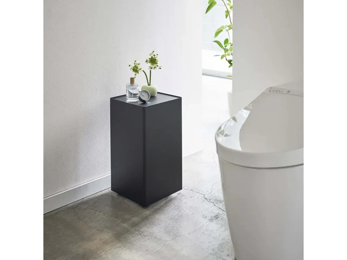 Contenitore per toilette con rotelle