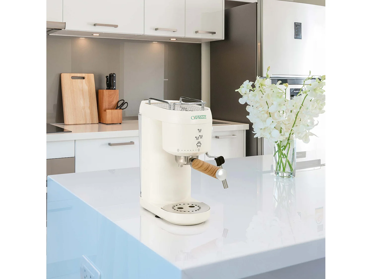 Cafetera Express Semiautomática Caprizze Hikari 1400 W 20 Bares con Vaporizador y Espumador USB incluido Color Blanco Mate