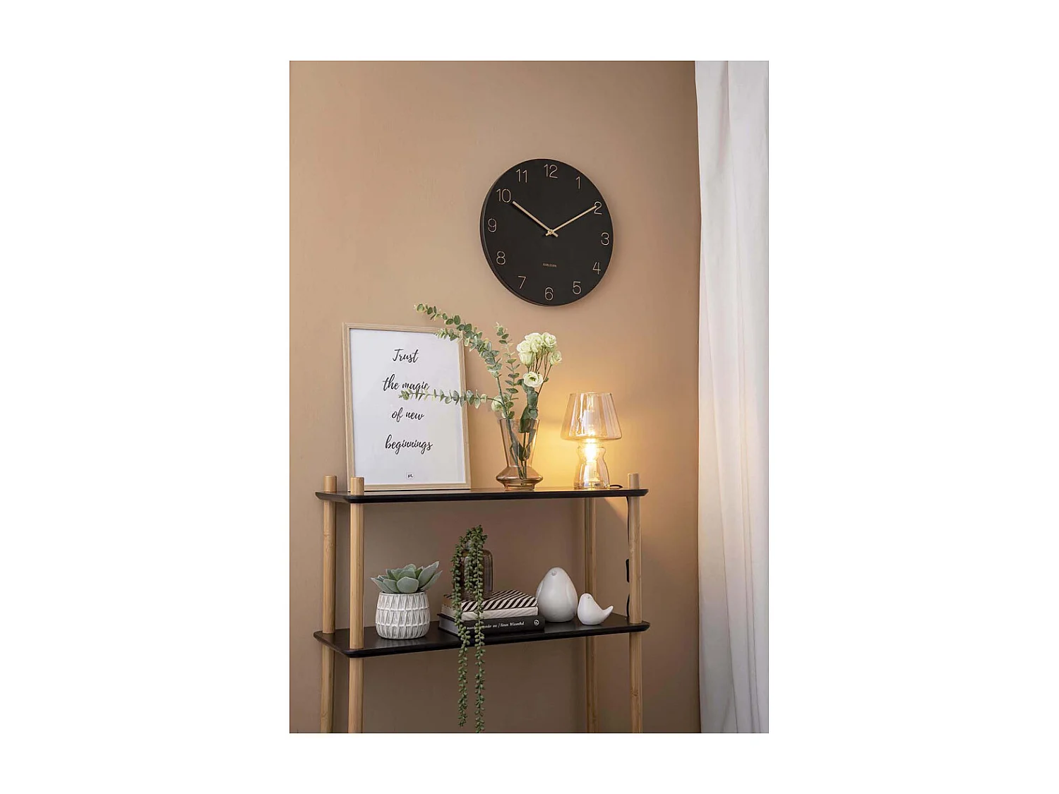 Horloge en métal chiffres gravés Charm