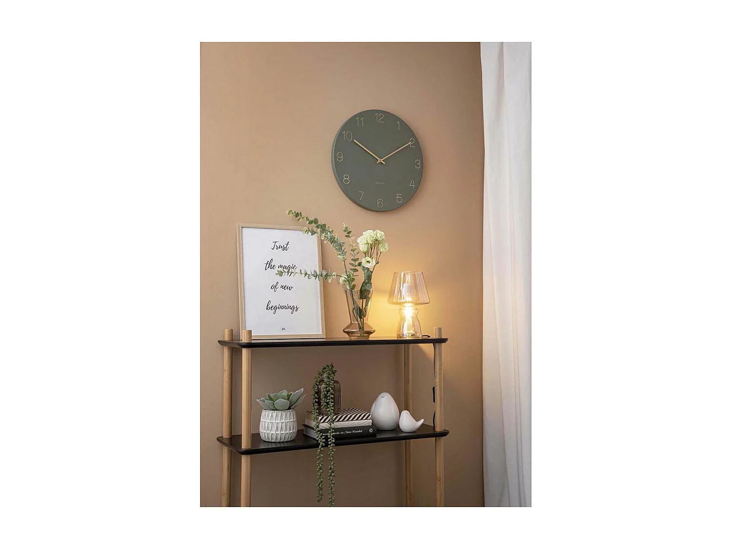 Horloge en métal chiffres gravés Charm