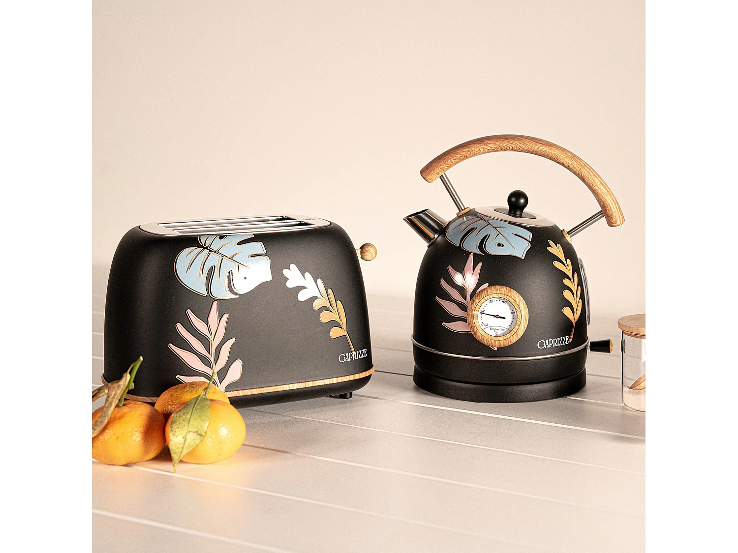 Pack Tostadora de Pan Caprizze Kaito con Doble Ranura Extra Ancha y Hervidora Nara Color Negro Mate Floral Diseño Retro Vintage