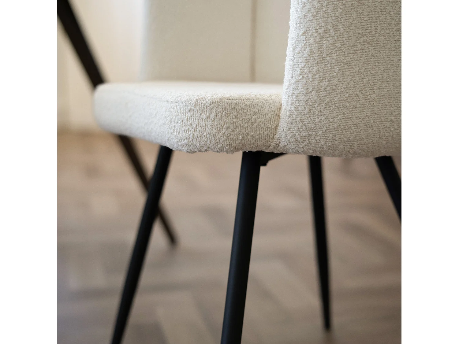 Set di 2 sedie in tessuto riccio beige con gambe in metallo - Cosette