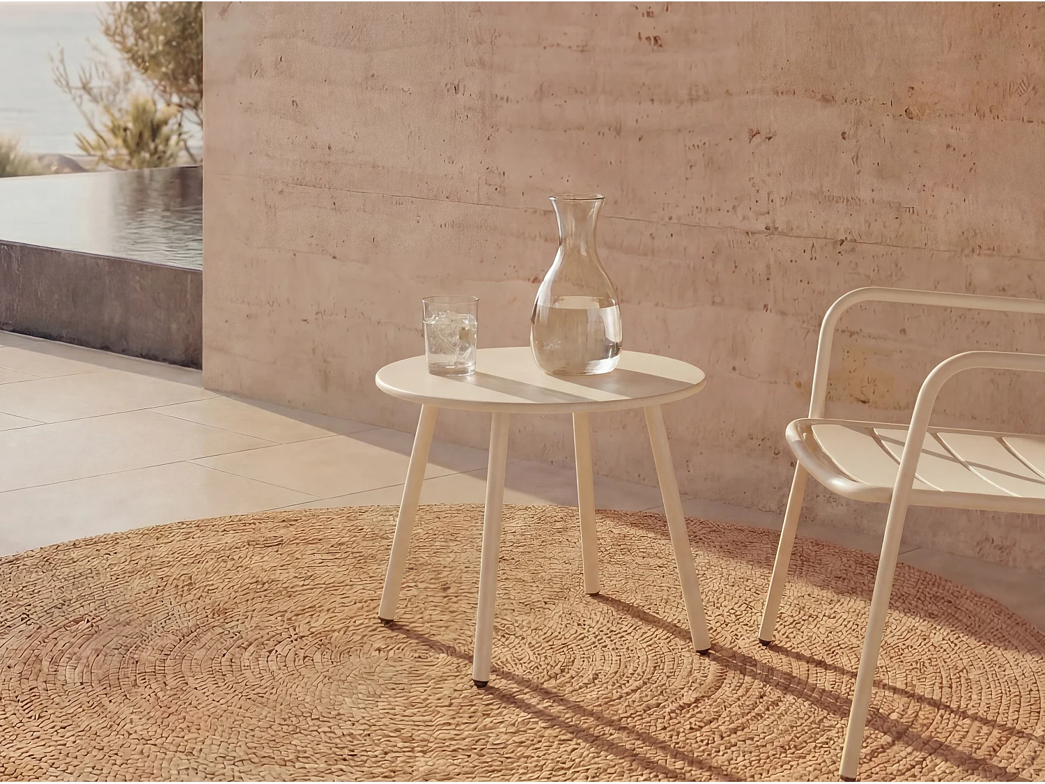 Rundt sidebord til haven i beige metal MIRMANDE fra MYLIA