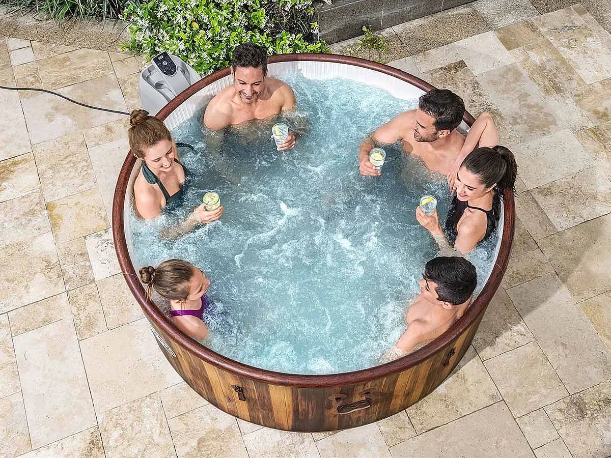 Kit spa gonflable Bestway Lay-Z-Spa Helsinki rond Airjet 5/7 places + 6 filtres + Kit de nettoyage + Kit de traitement au brome