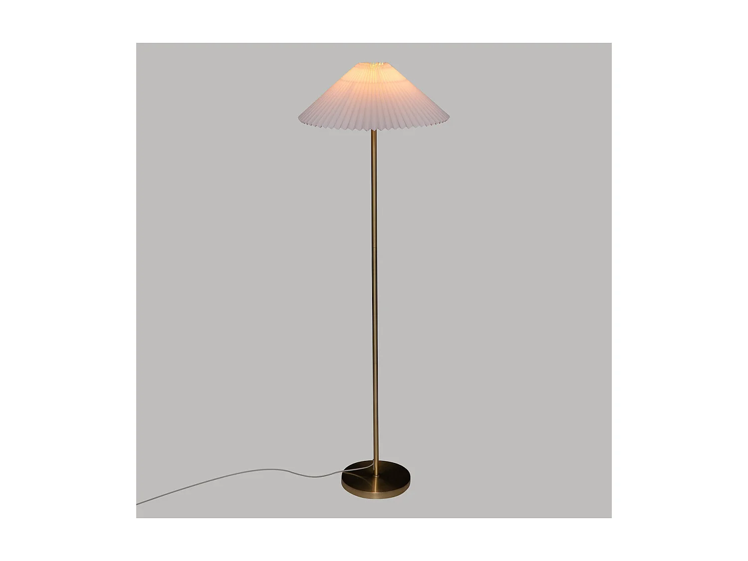 Lámpara de pie dorada con pantalla de algodón