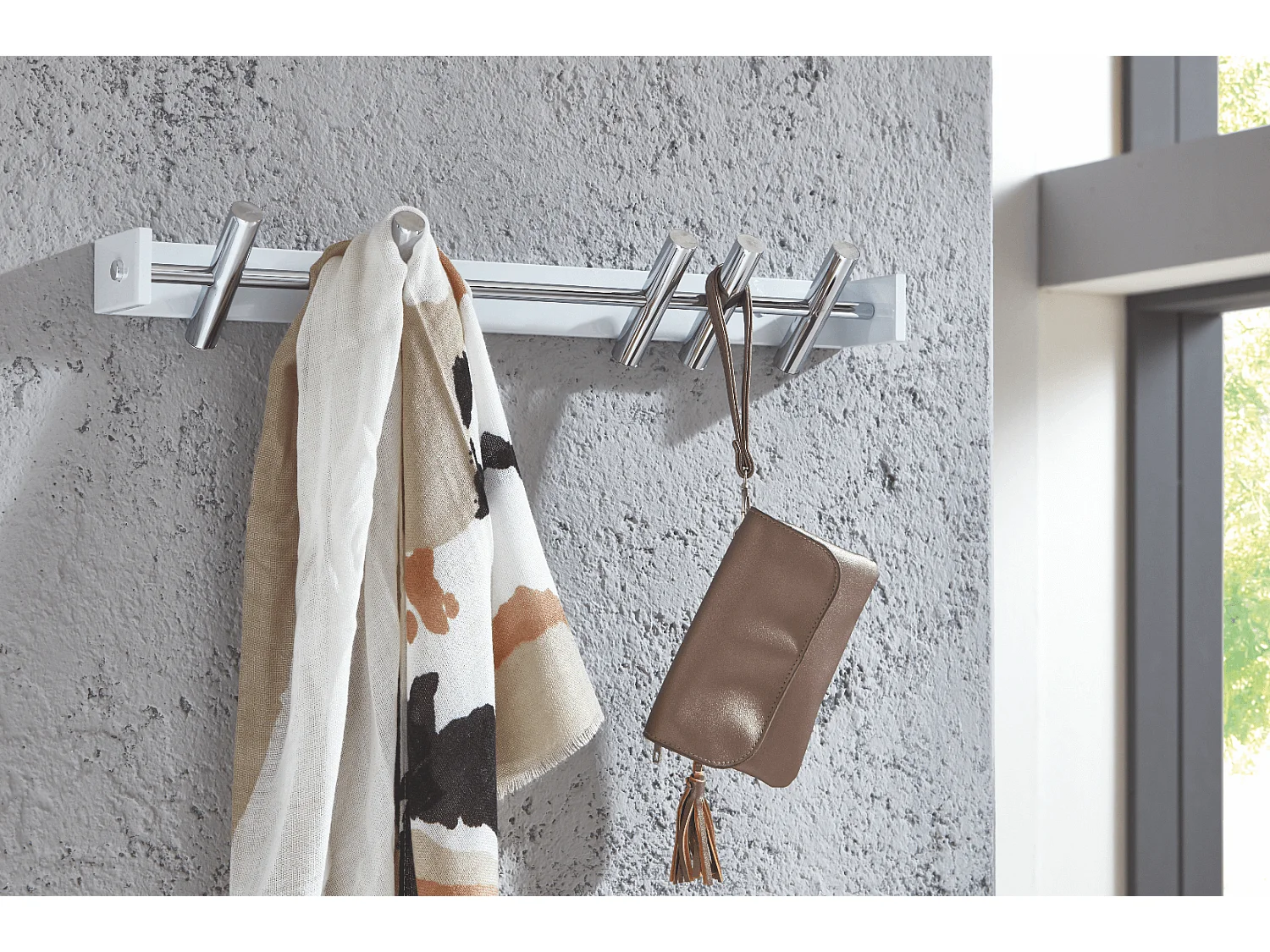 Perchero de pared contemporáneo blanco y cromado con 5 ganchos Winds