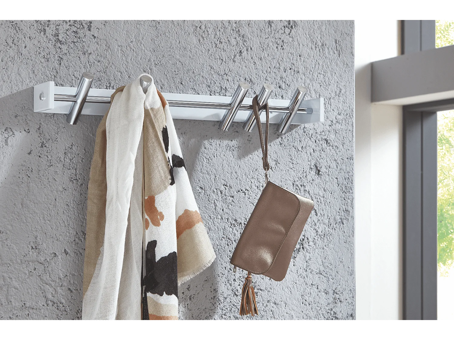 Perchero de pared contemporáneo blanco y cromado con 5 ganchos Winds