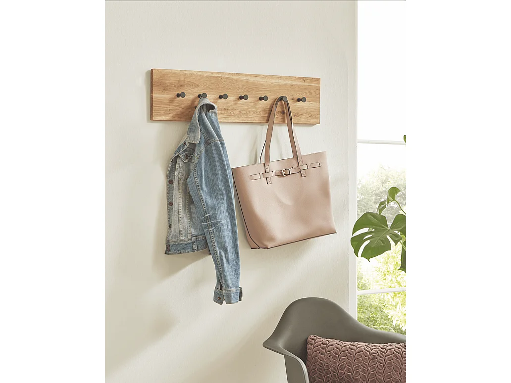 Perchero de pared de diseño en roble aceitado y metal negro 7 ganchos Lorna