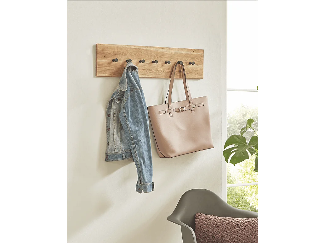 Perchero de pared de diseño en roble aceitado y metal negro 7 ganchos Lorna