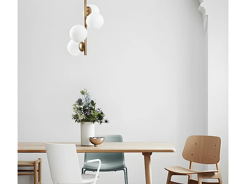 Lampe med 4 kupler 32 × 53 cm i forgyldt metal og hvidt glas FAZE