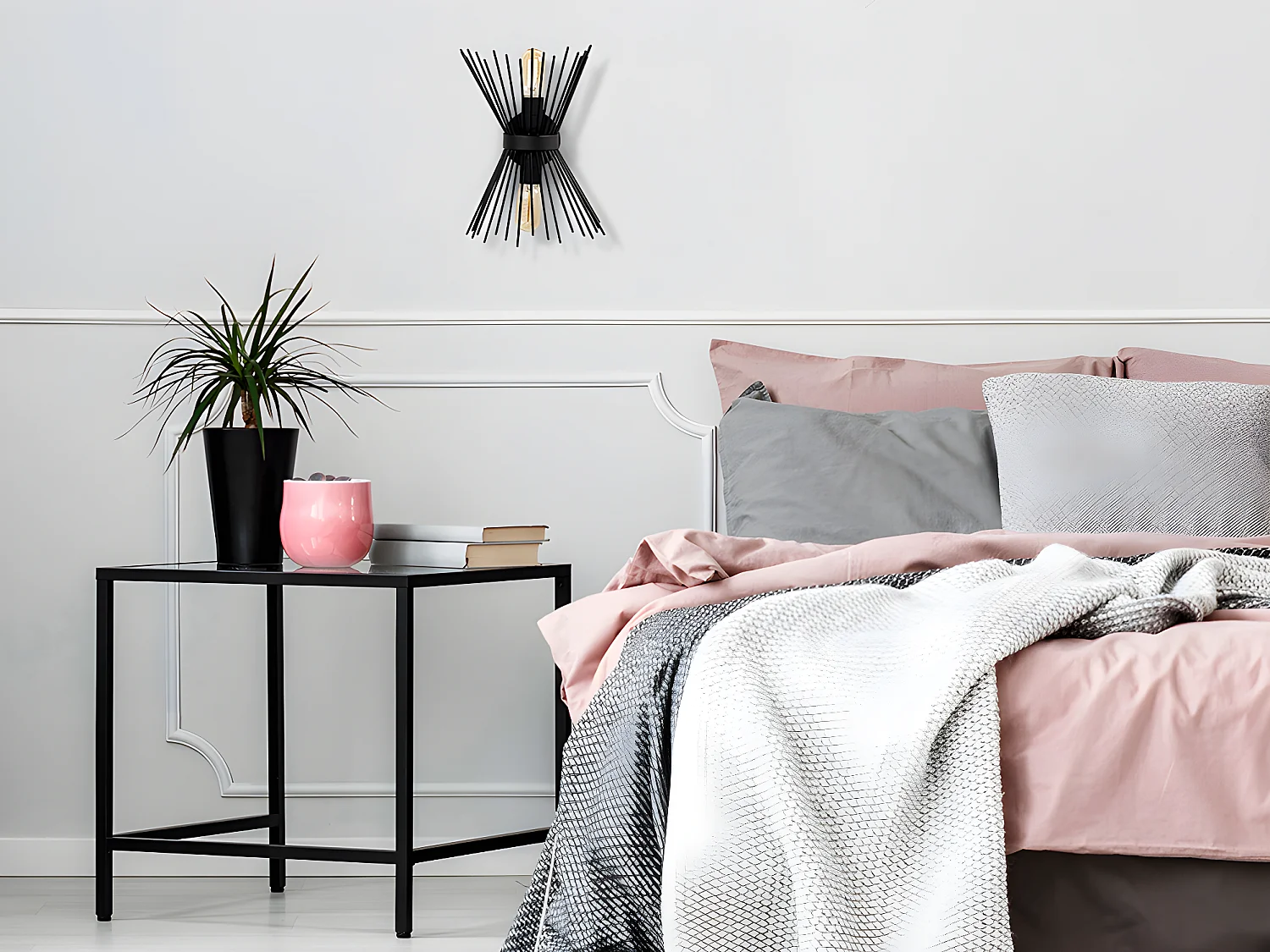 Kinkiet ścienny z metalowego drutu KIRPI – wysokość 33 cm – kolor czarny