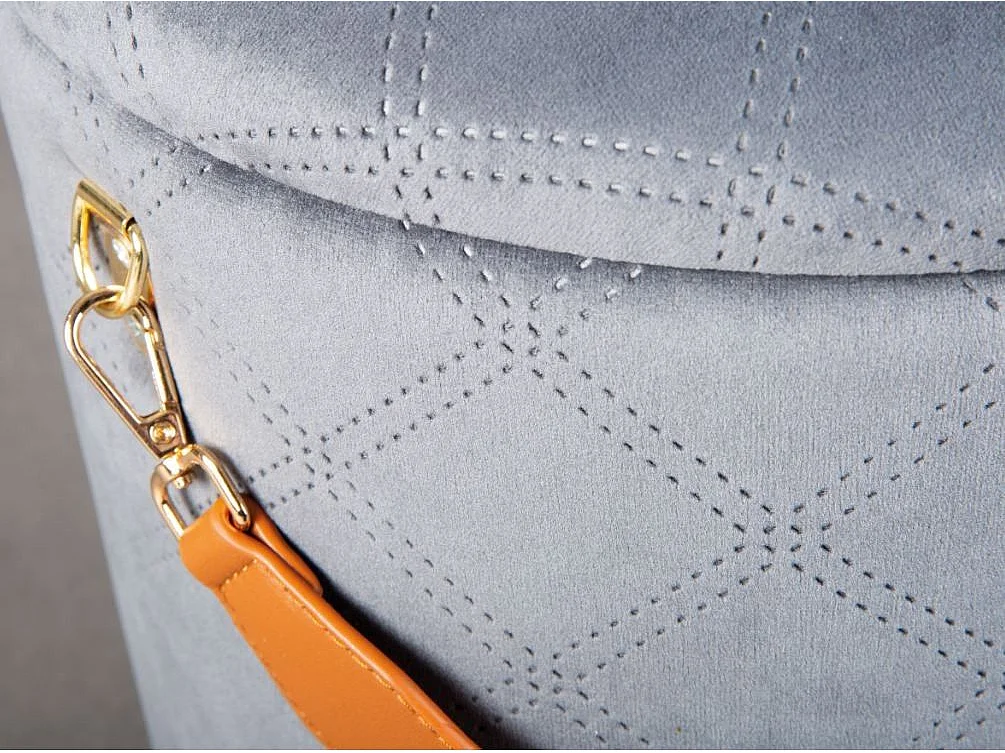 Ronde grijze fluwelen poef met kunstleren band Valentin