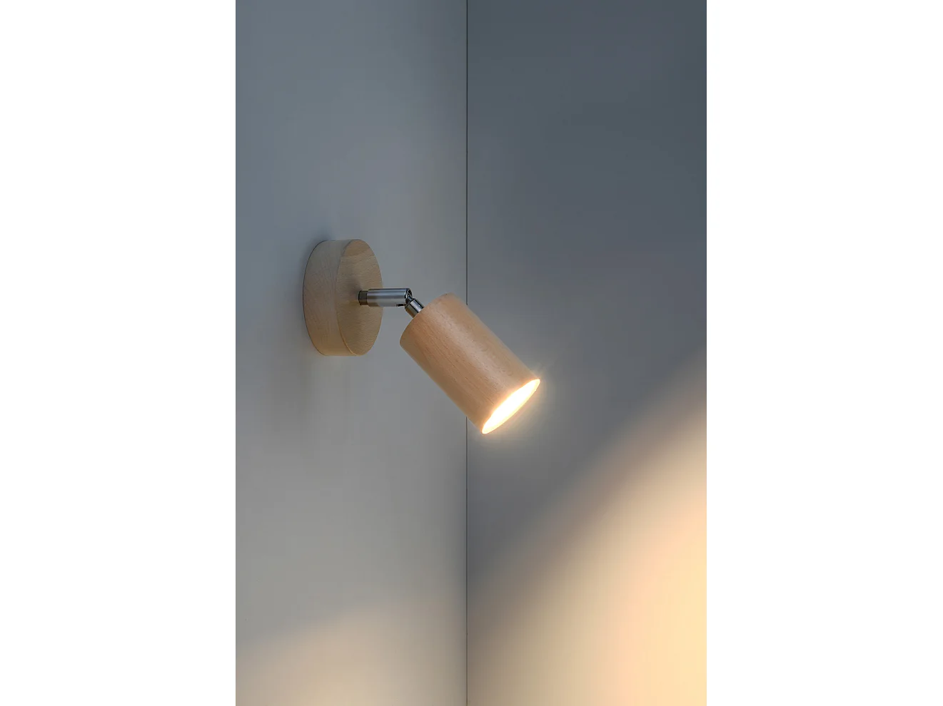 Faretto singolo da parete in legno naturale GU10 Lámpara de pared con un foco de madera natural GU10