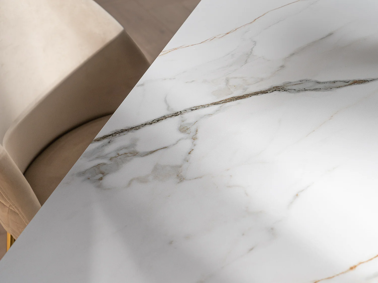 Mesa de jantar extensível 6 a 10 lugares em cerâmica e metal, efeito mármore branco e bege - LOZIPA de Pascal Morabito