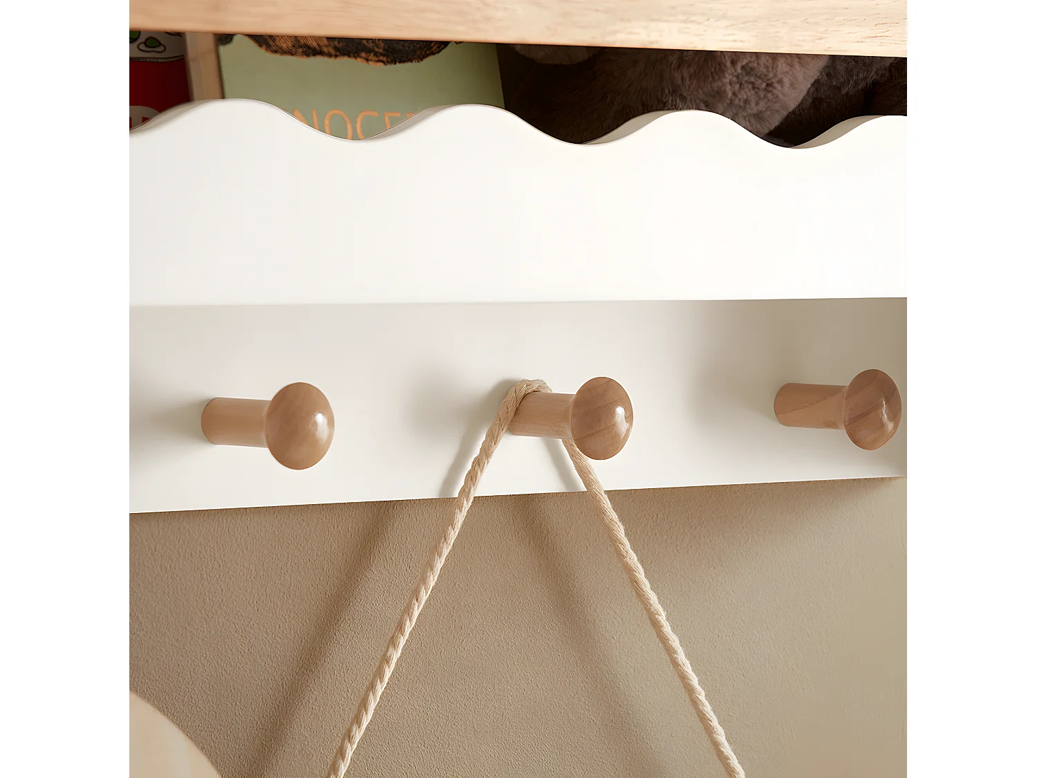 SoBuy KMB78-W Étagère Murale, Étagère de Rangement Suspendue, Porte-manteau pour Enfants, Étagère à Livres, Bibliothèque avec 1 Étagère et 5 Crochets