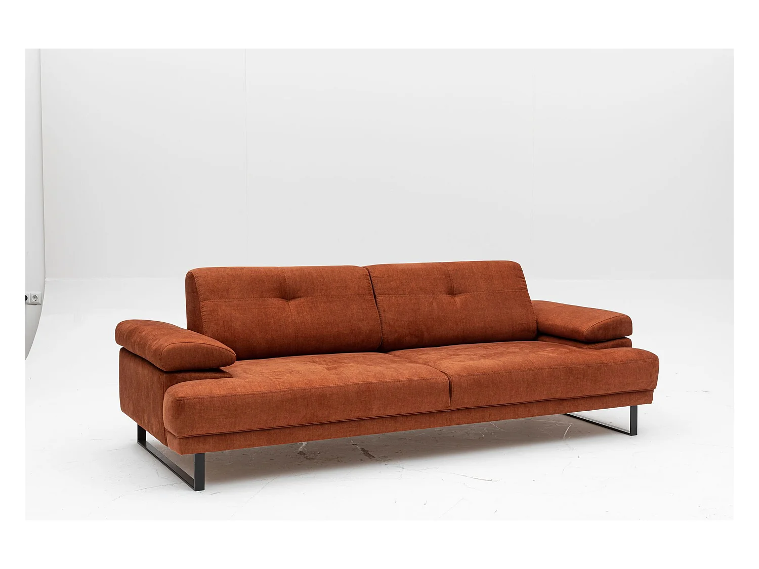 Moderne 3-zits rechte bank zacht oranje stof zwart metalen poten Kustone 239 cm