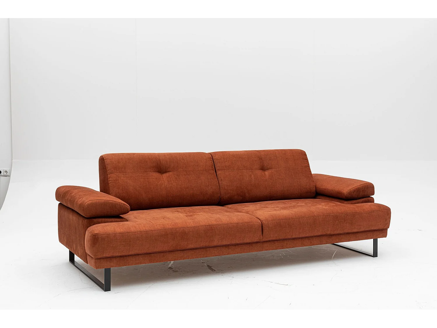 Moderne 3-zits rechte bank zacht oranje stof zwart metalen poten Kustone 239 cm