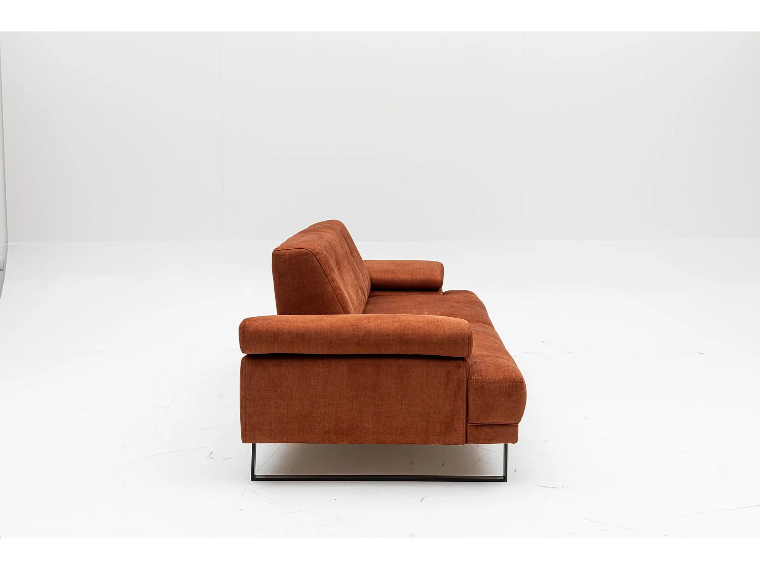 Moderne 3-zits rechte bank zacht oranje stof zwart metalen poten Kustone 239 cm