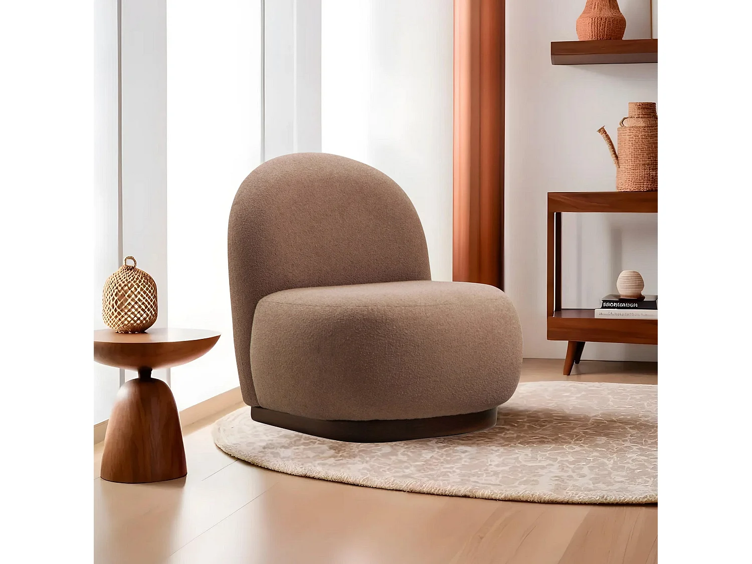 Poltrona Elegante, Cor Cappuccino, 74 x 85 x 75 cm | Estrutura em madeira de faia e aglomerado, 100% poliéster, pernas em nogueira | Perfeita para dec