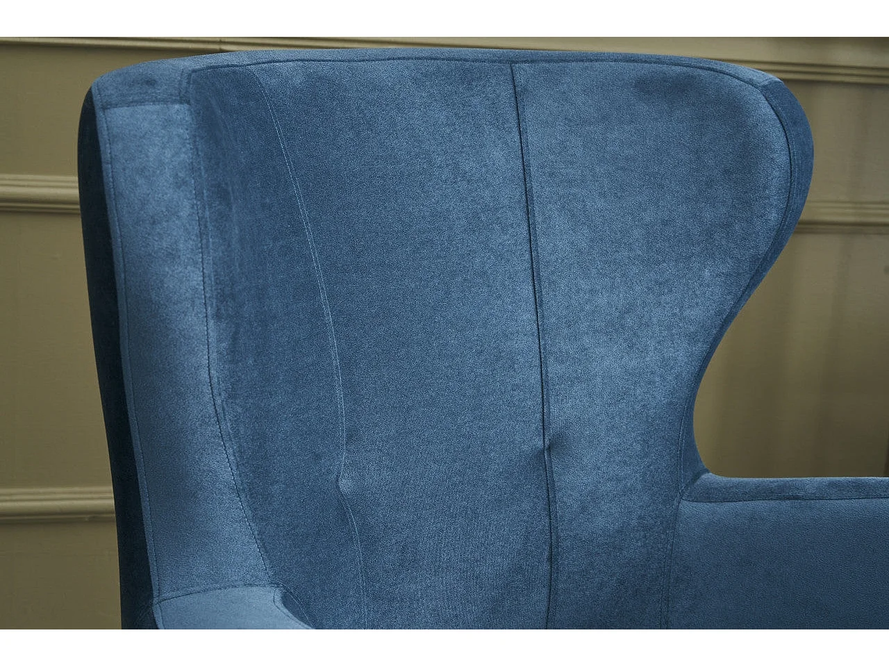 Poltrona Elegante – 73x87x80 cm – Azul – Tecido de Veludo e Madeira de Carpa