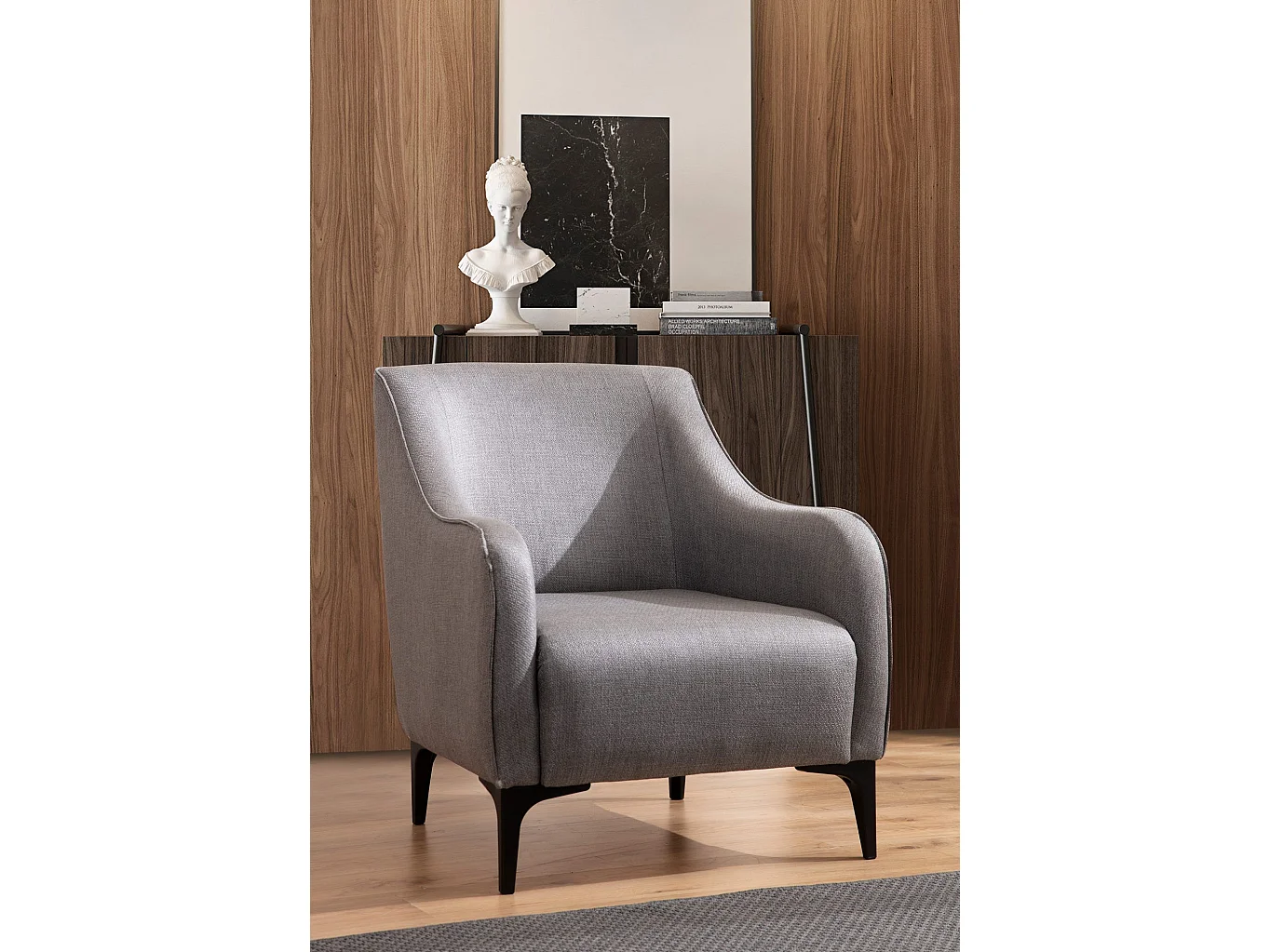 Poltrona Elegante, Tecido Cinza, Estrutura em Madeira de Faia, 94x87x77 cm | 100% Poliéster, Almofadas de Espuma e Penas, Inclui 2 Travesseiros | Desi