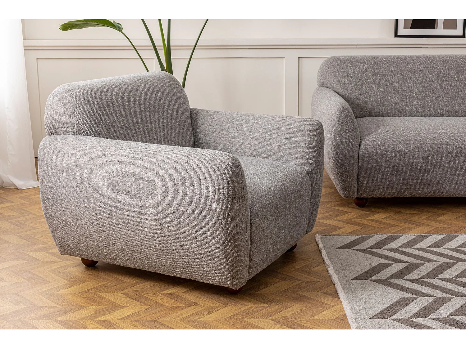 Poltrona Elegante, Cinza Claro, 90 x 86 x 86 cm | Estrutura em madeira de faia e aglomerado, 100% poliéster, pernas em nogueira | Perfeita para decora