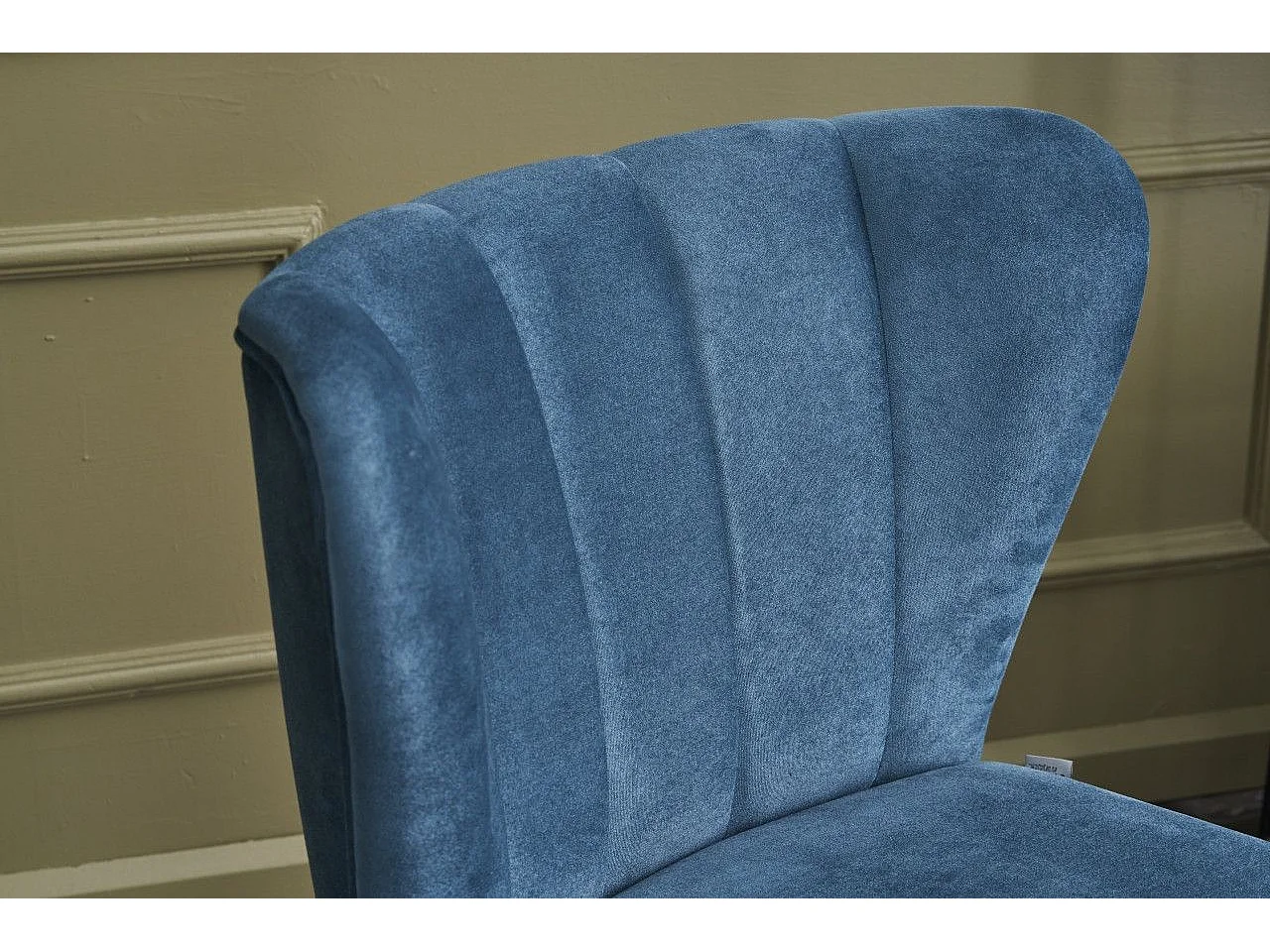 Poltrona moderna – 65x65x80 cm – azul – estrutura de madeira de faia