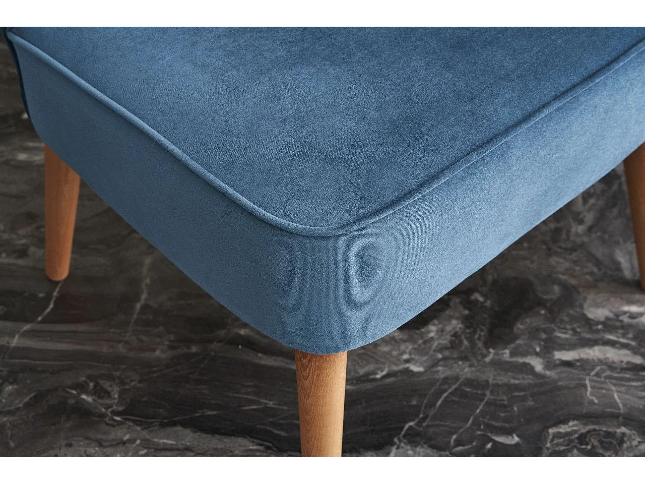 Poltrona moderna – 65x65x80 cm – azul – estrutura de madeira de faia