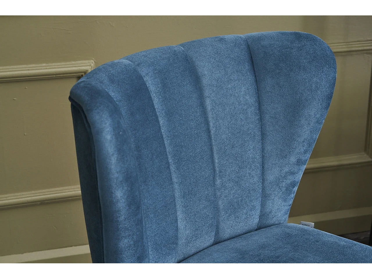 Poltrona moderna – 65x65x80 cm – azul – estrutura de madeira de faia