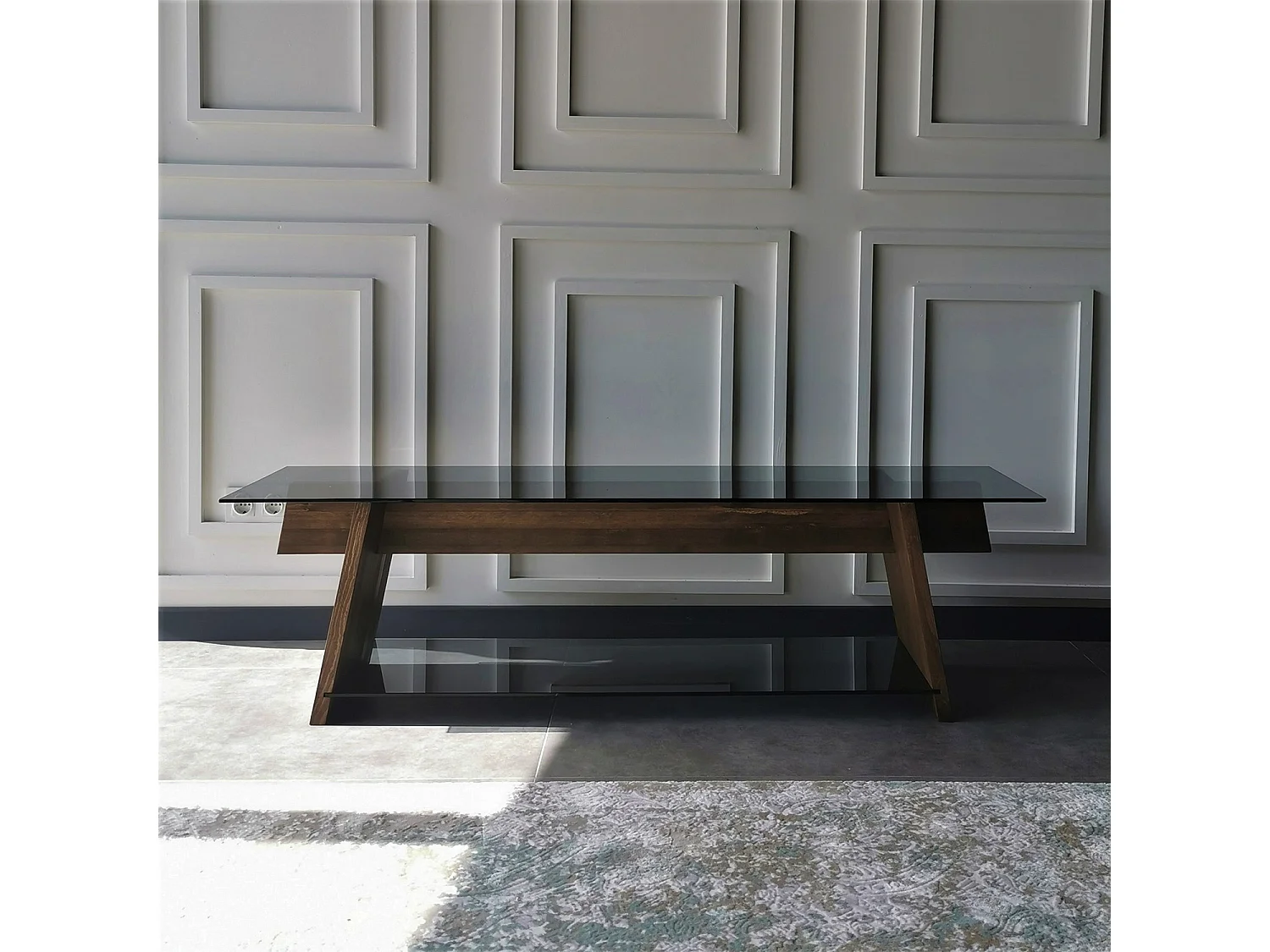 Meuble TV trapèze 2 tablettes Trappy 158x45x35cm Bois massif Verre trempé Naturel Fumé Noir