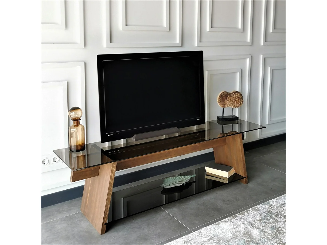 Meuble TV trapèze 2 tablettes Trappy 158x45x35cm Bois massif Verre trempé Naturel Fumé Noir