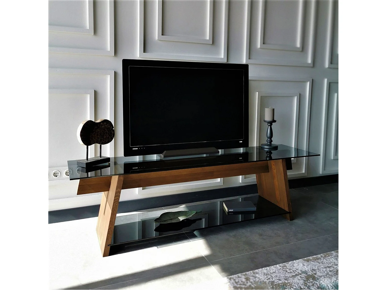 Meuble TV trapèze 2 tablettes Trappy 158x45x35cm Bois massif Verre trempé Naturel Fumé Noir