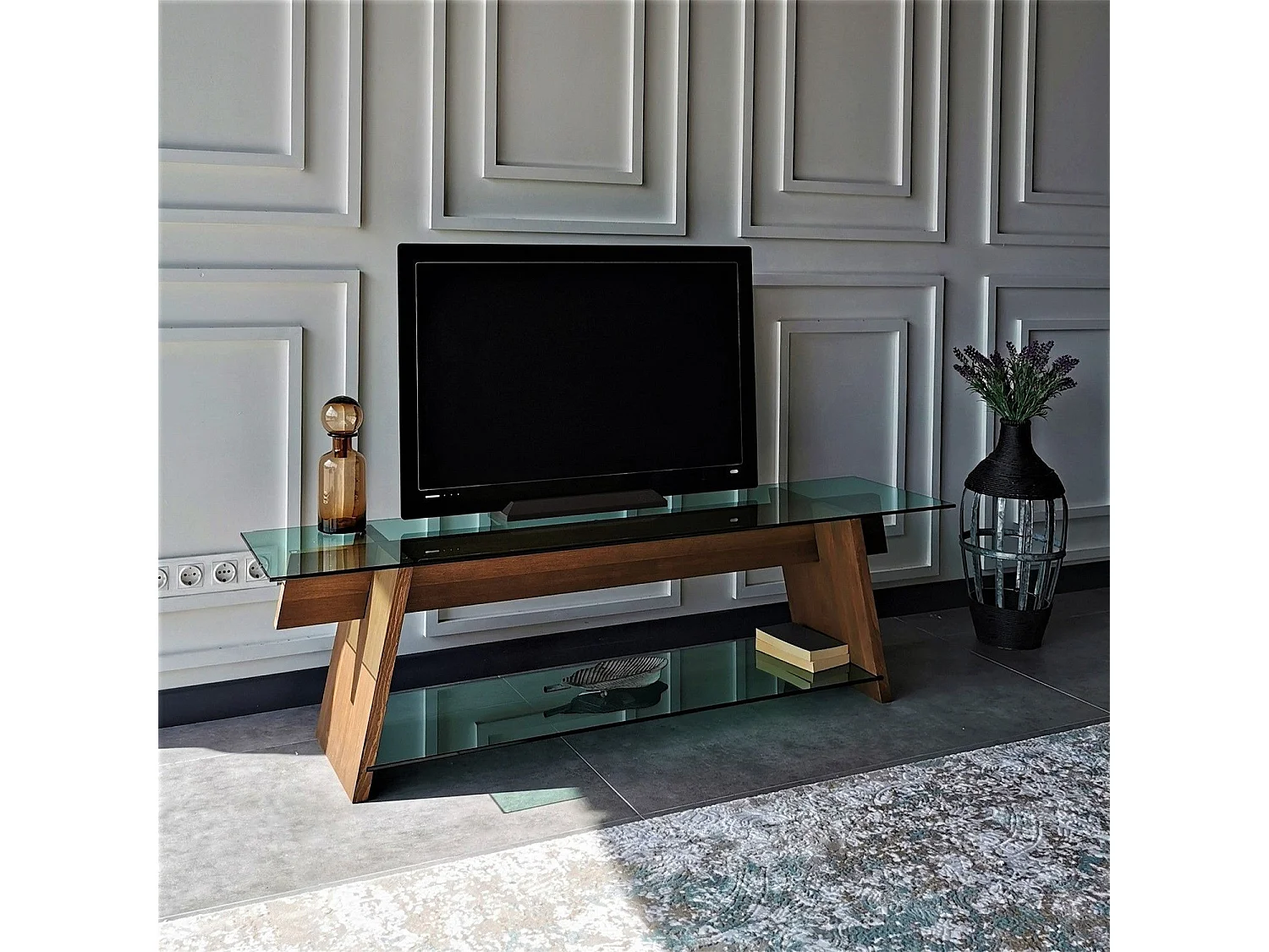 Meuble TV trapèze 2 tablettes Trappy 158x45x35cm Bois massif Verre trempé Naturel Fumé Vert