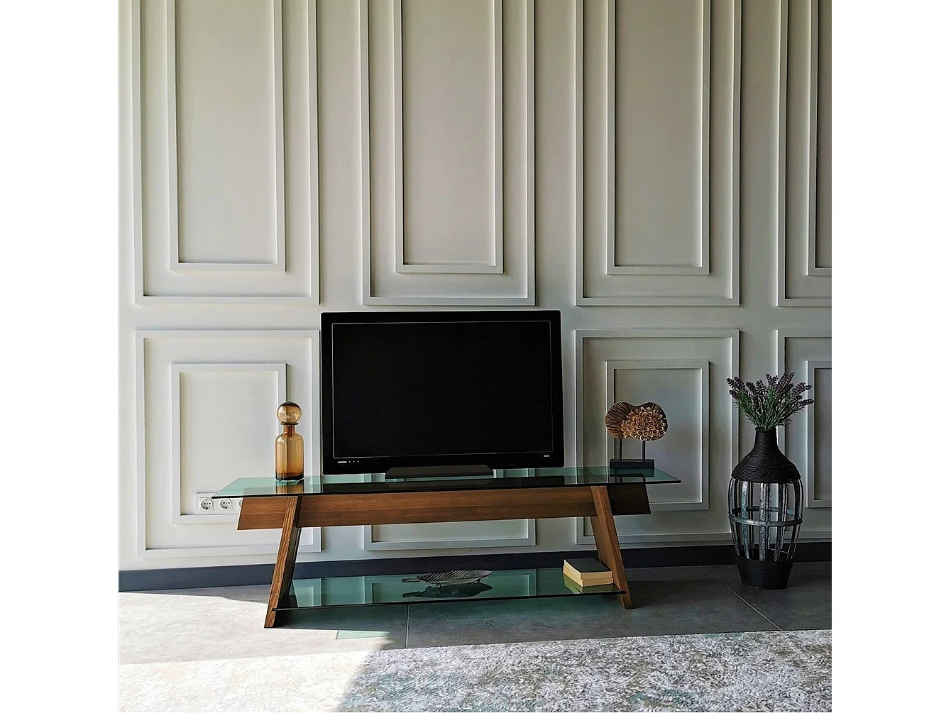 Meuble TV trapèze 2 tablettes Trappy 158x45x35cm Bois massif Verre trempé Naturel Fumé Vert