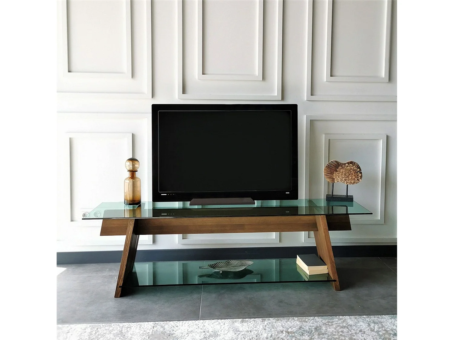 Meuble TV trapèze 2 tablettes Trappy 158x45x35cm Bois massif Verre trempé Naturel Fumé Vert