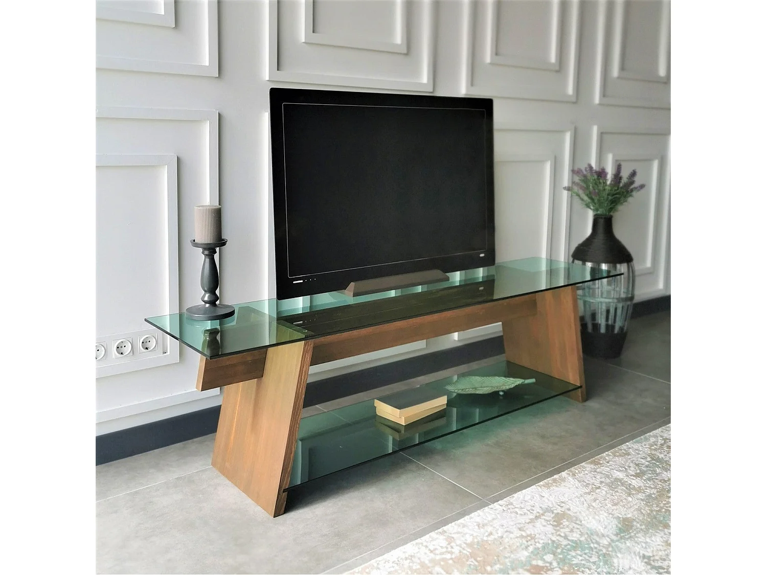 Meuble TV trapèze 2 tablettes Trappy 158x45x35cm Bois massif Verre trempé Naturel Fumé Vert