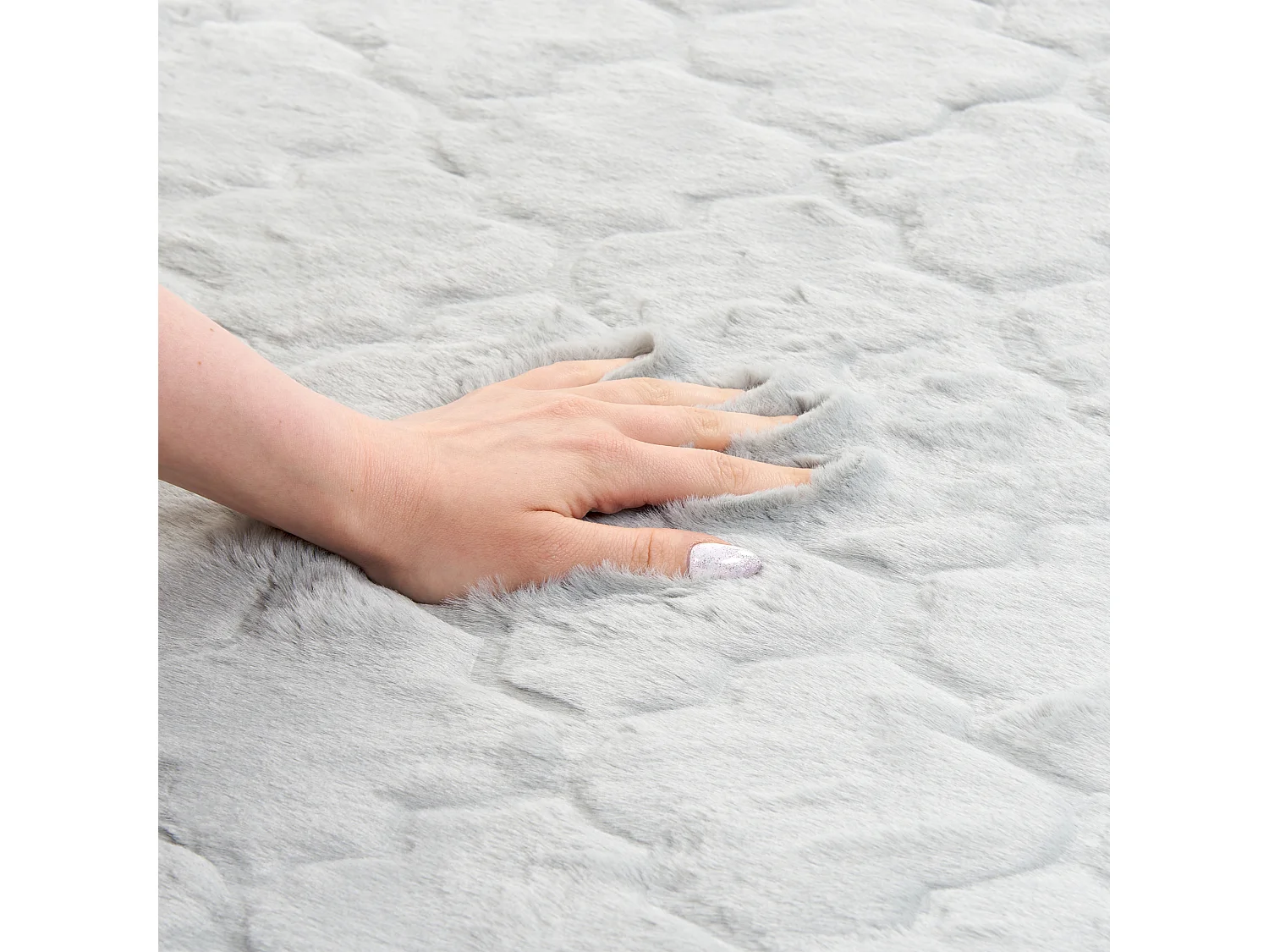 Tapete de pelo sintético de coelho cinzento claro 80 x 150 cm GHARO