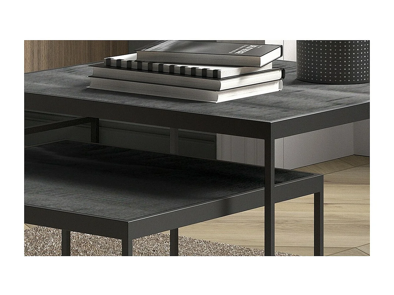 Vierkante zwarte houten salontafel uit de QUEEN collectie. Meubel in industriële stijl.