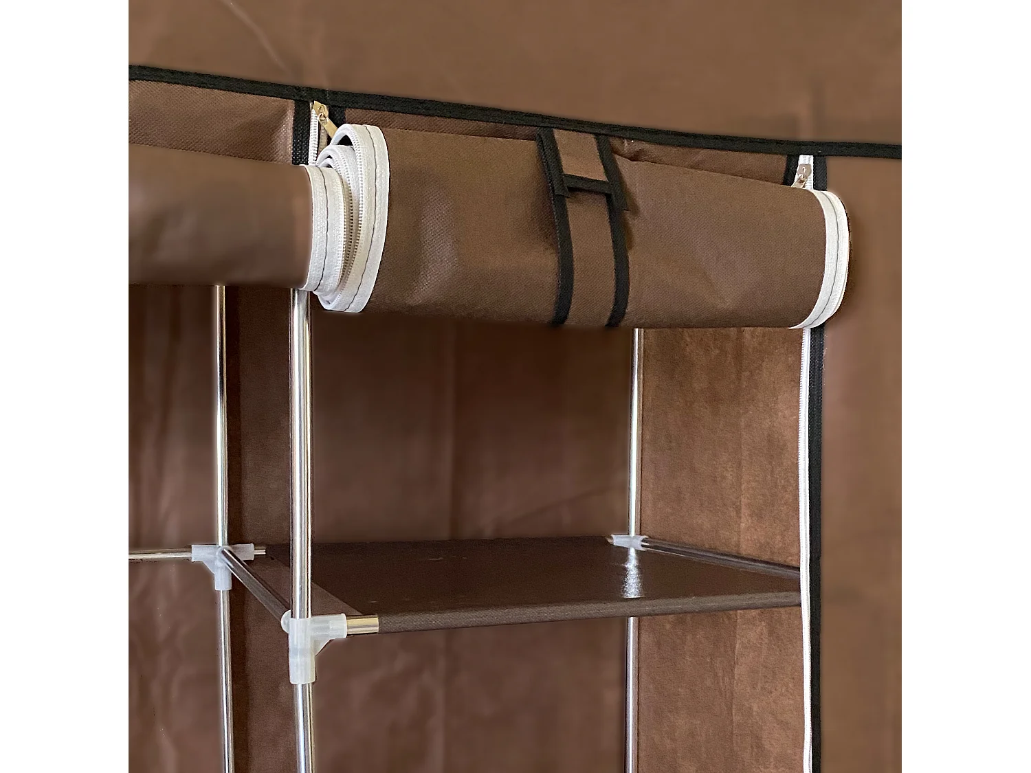 Armadio Vestiario In Tessuto Con Ante Con Cerniera Nyana Home Misure 170x130x45cm Marrone