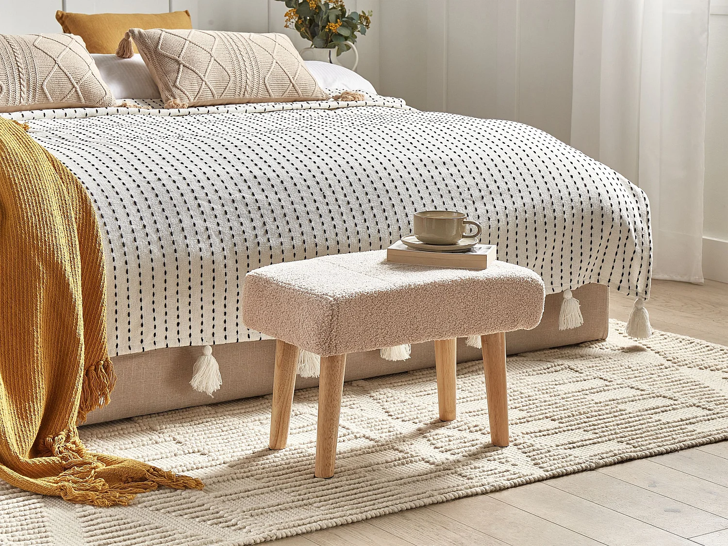 Hocker mit Holzbeinen Bouclé beige rechteckig Schemel Sitzhocker Modern Takoma