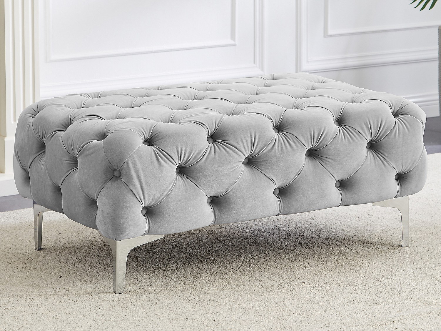 Chesterfield puff i lysegrått fløyel EDWINA
