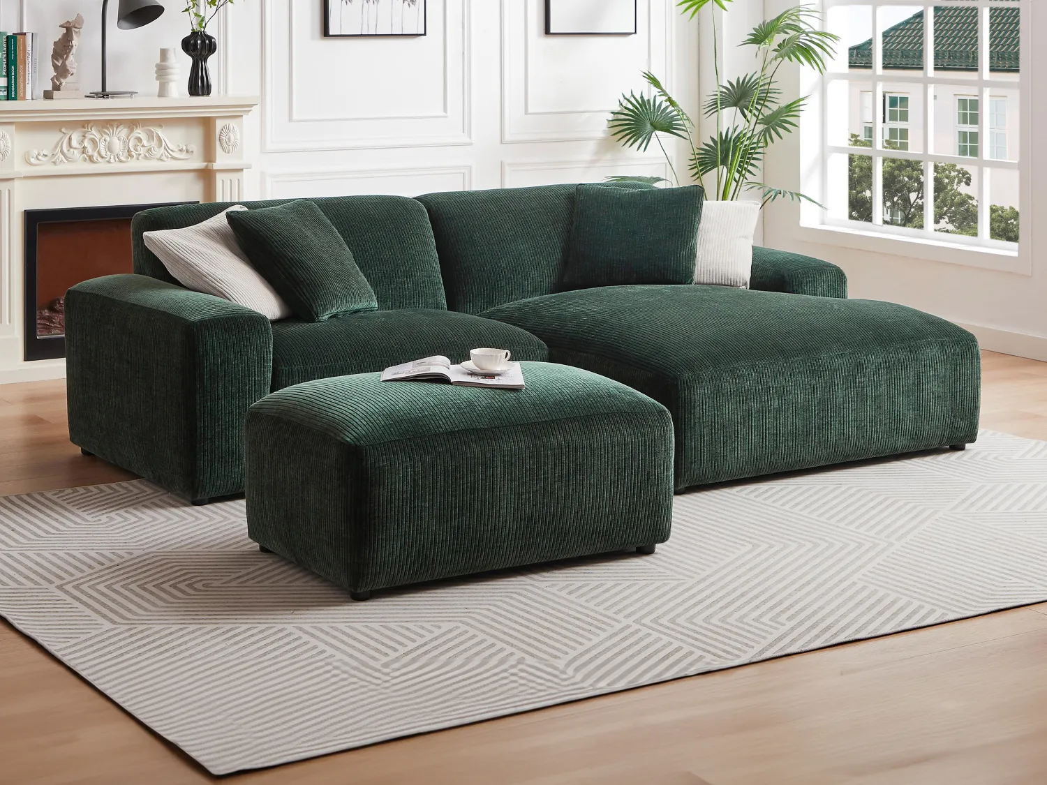 Canapé d'angle droit et pouf en velours côtelé vert sapin TIRONO de Maison Céphy