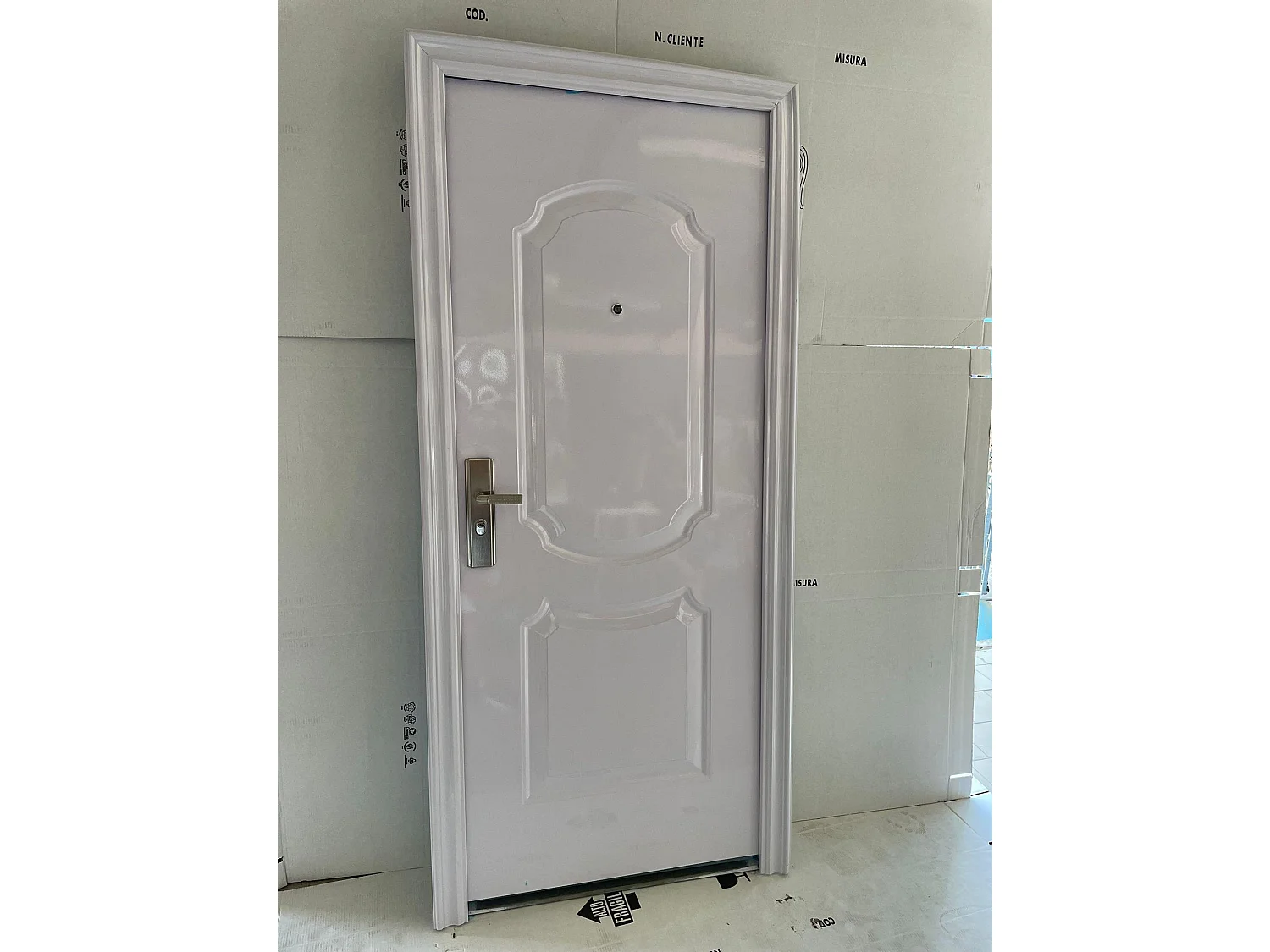 Eingangstür Modell 31 in der Farbe Weiß, rechte Ausführung