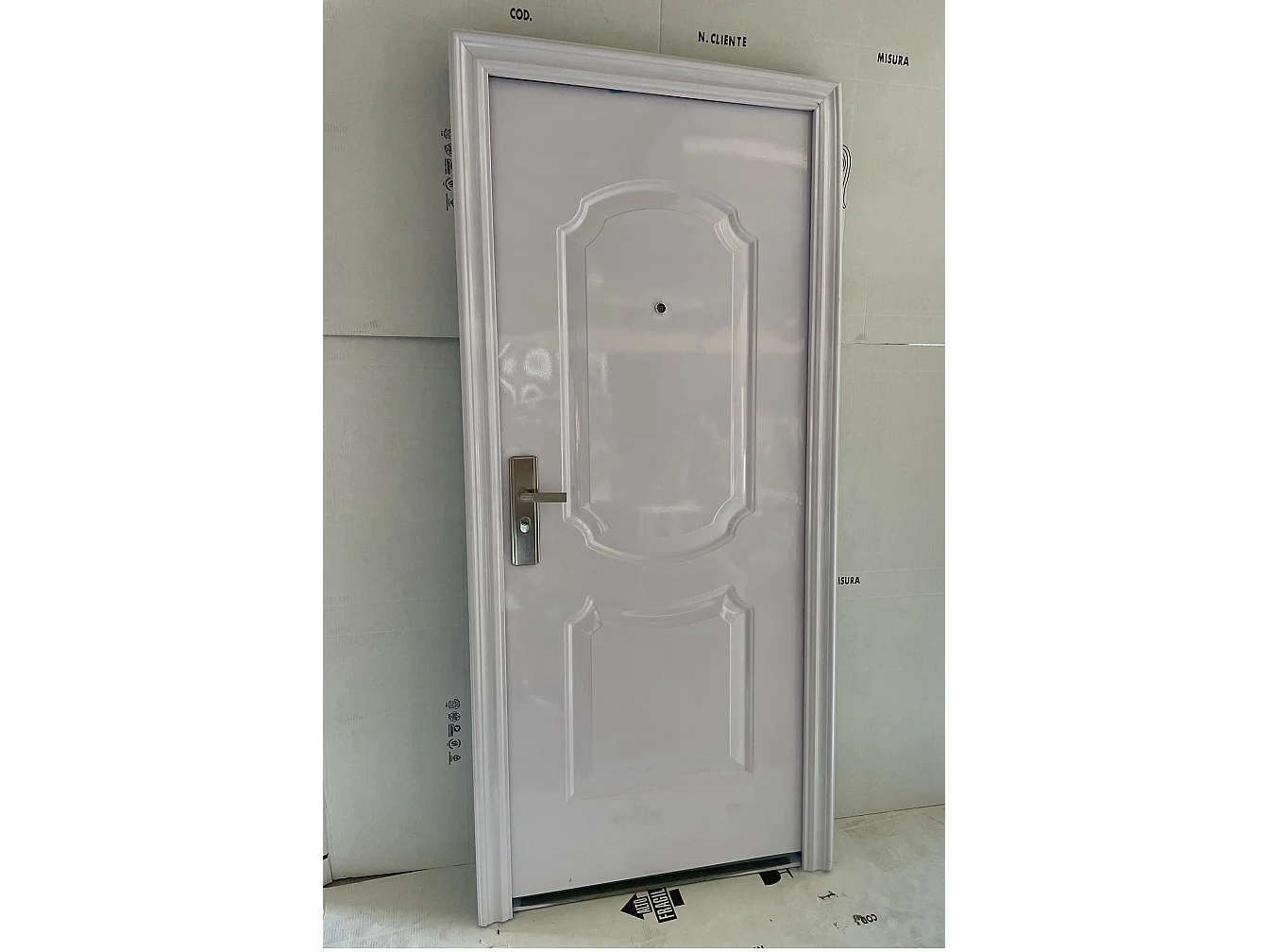 Eingangstür Modell 31 in der Farbe Weiß, rechte Ausführung